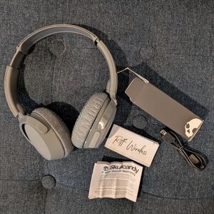 Skullcandy bluetooth Riff On-Ear Headphone - Gray